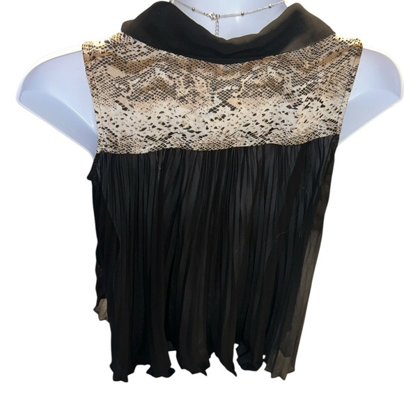 BCBG MaxAzria Sleeveless Snake Print Blouse Pleated Back Contrast Collar Medium - Picture 2 of 9
